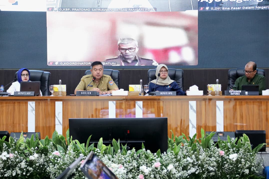 Jaga Stabilitas Harga, Sekjen Kemendagri Minta Bulog Percepat Distribusi Minyak Goreng ke Indonesia Timur