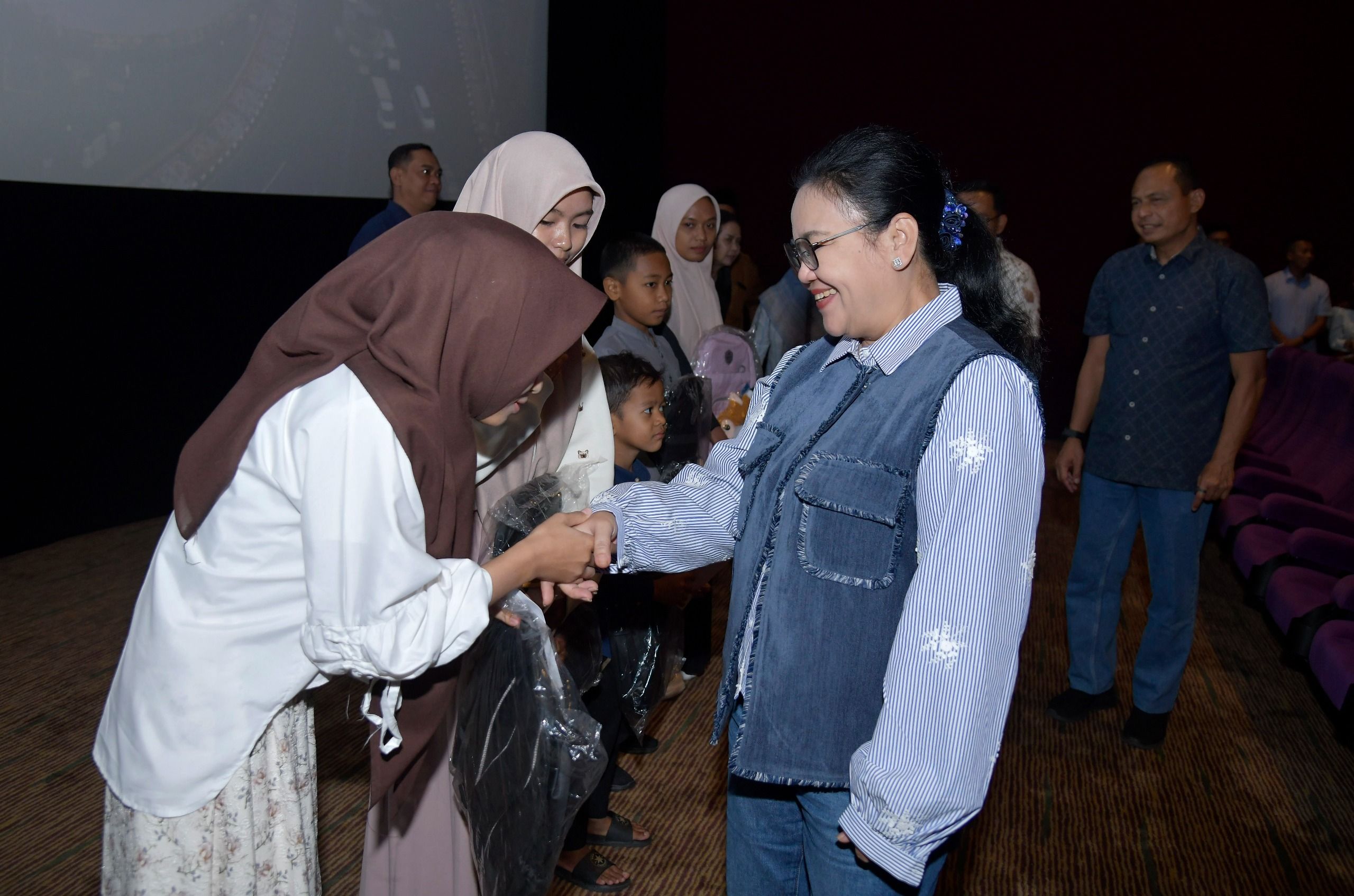 Ajak Anak-anak Yatim Nobar Children of Heaven, Wali kota Agustina Hadirkan Kebahagiaan dan Semangat untuk Meraih Mimpi