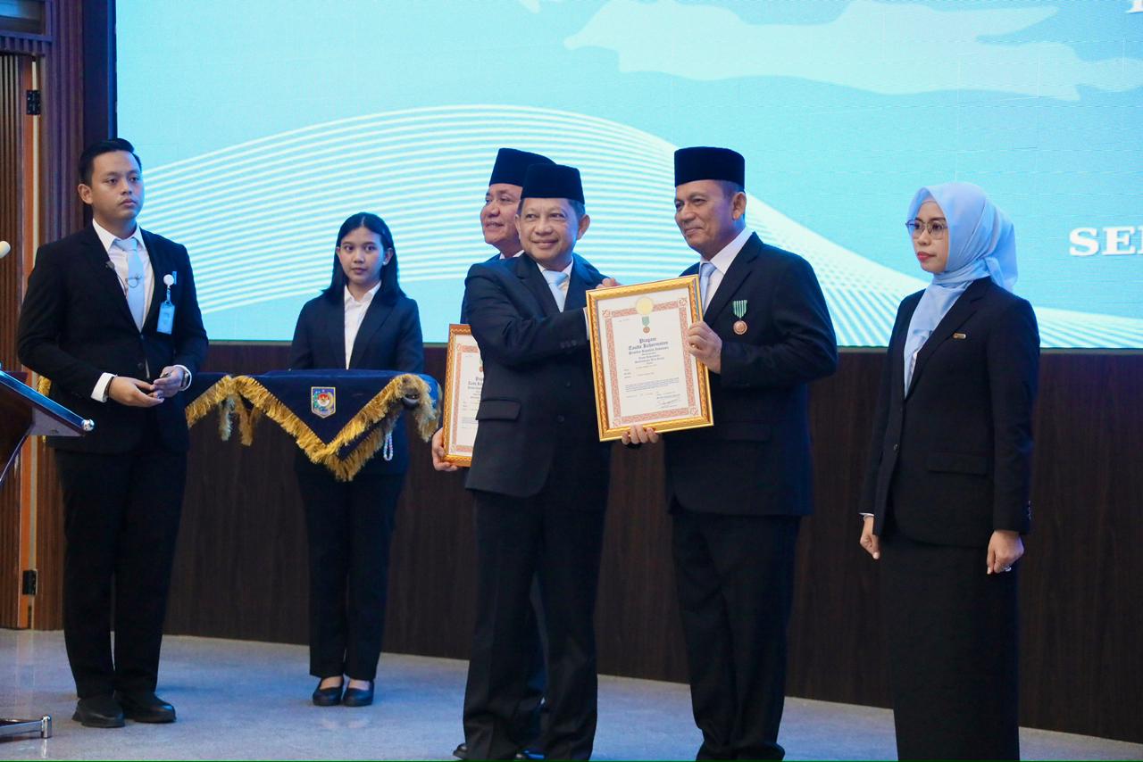 Pemerintah Anugerahkan Tanda Kehormatan Satyalancana Wira Karya kepada Enam Tokoh