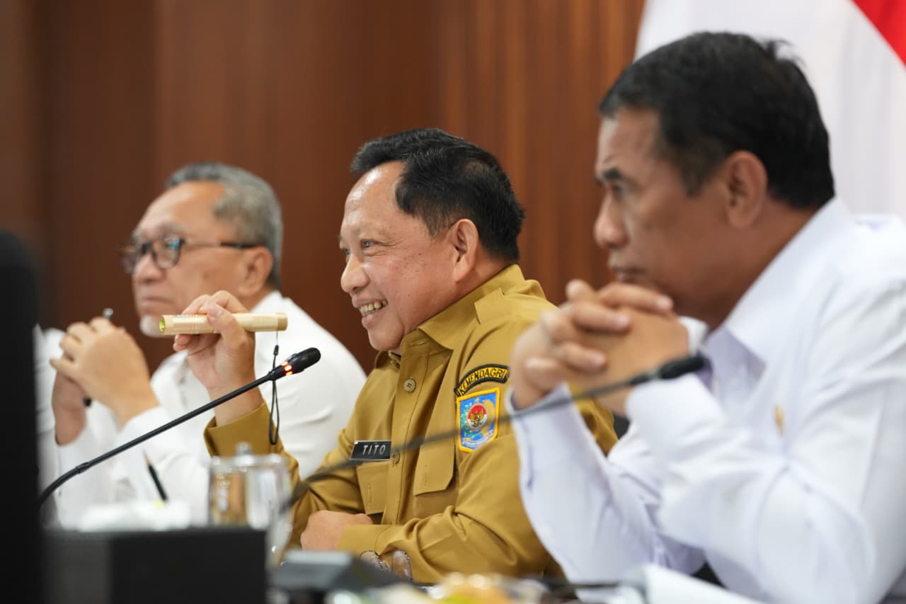 Jelang Natal dan Tahun Baru, Mendagri Tito Tekankan Pentingnya Penyaluran Bansos dan Operasi Pasar