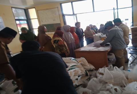 Warga Kertasari Terima Bantuan Beras dan Minyak Goreng