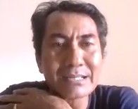 Foto manajer produk wanita profesional dengan latar belakang desain produk dan prototipe