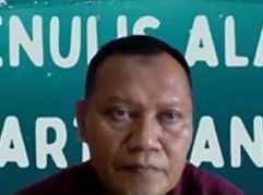 Foto manajer produk wanita profesional dengan latar belakang desain produk dan prototipe