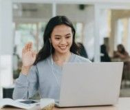 Foto manajer produk wanita profesional dengan latar belakang desain produk dan prototipe
