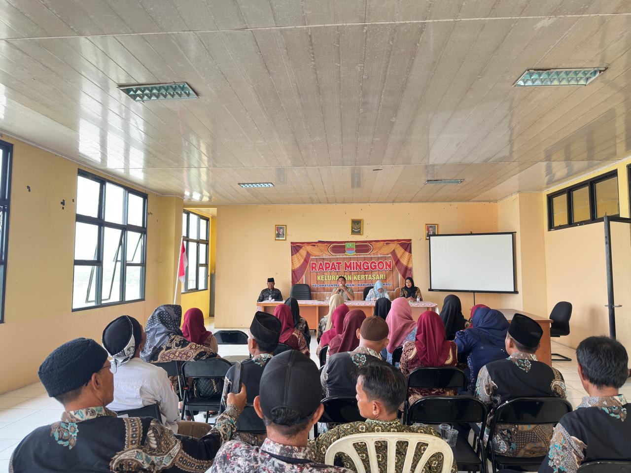  Lurah Kertasari Ajak Perangkat Kelurahan Tingkatkan Pelayanan