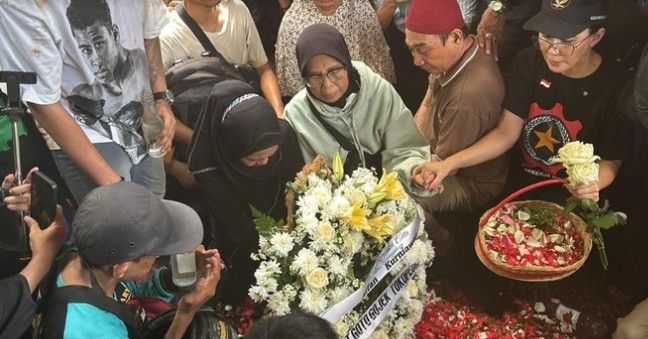 Isak Tangis Keluarga Iringi Pemakaman Affan Kurniawan 