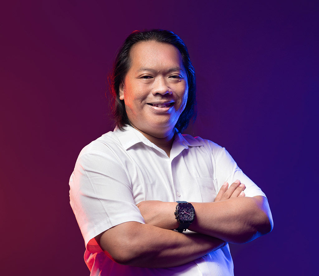 Foto CEO pria profesional mengenakan jas dengan latar belakang kantor modern
