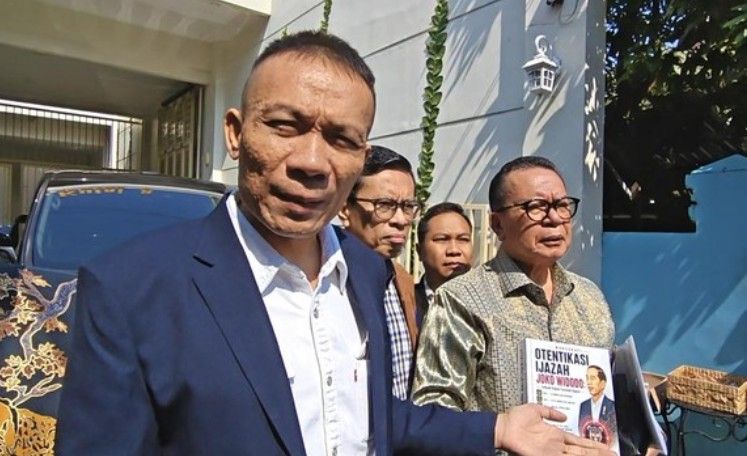 Rismon Sianipar Sowan ke Solo Demi Tanda Tangan Jokowi di Buku Barunya