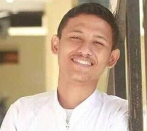 Foto manajer produk wanita profesional dengan latar belakang desain produk dan prototipe