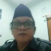 Foto manajer sumber daya manusia pria profesional dengan latar belakang tim kerja yang sedang berdiskusi