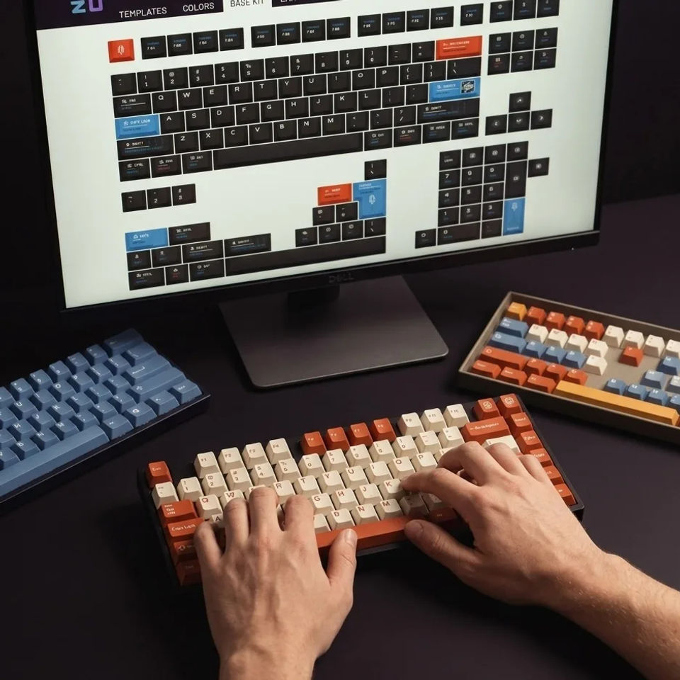 Ein Designer am Schreibtisch, der ein Tastenkappen-Set im Yuzu-Editor gestaltet