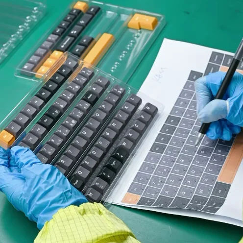 Ein Set, Kappe für Kappe gegen sein Designblatt geprüft