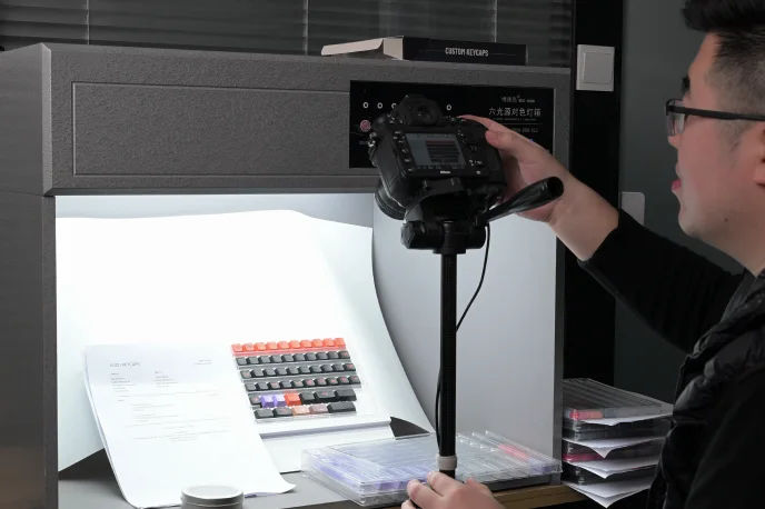 Ein fertiges Set, fotografiert in der Farbabgleich-Lichtkabine