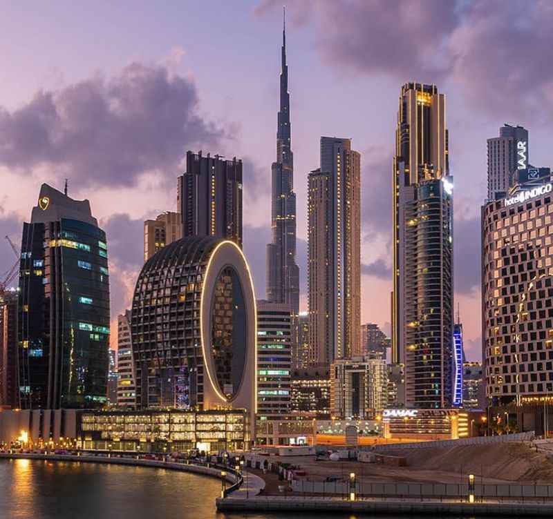 dubai's skyline at dusk