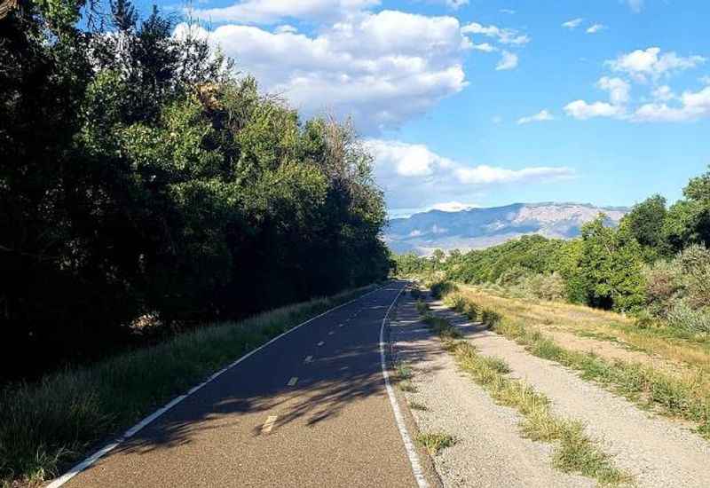 Paseo del Bosque Trail