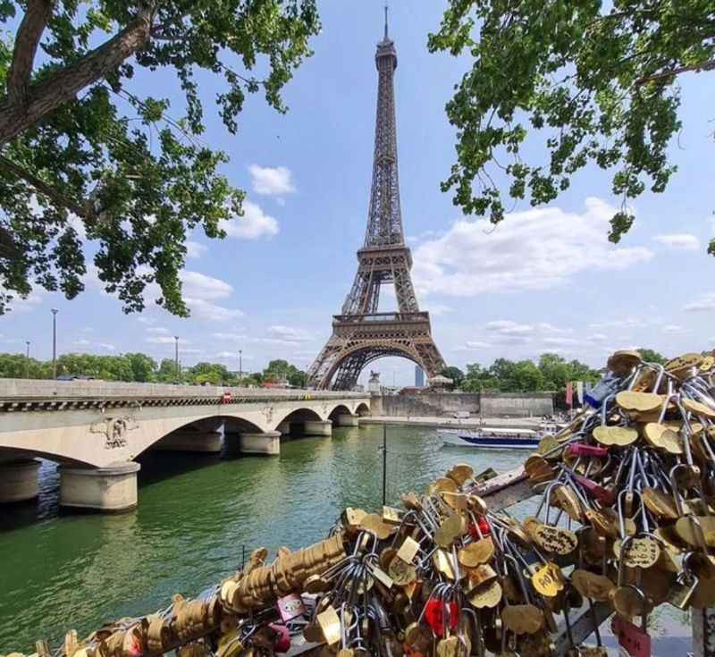 How to get to Fondation Louis Vuitton in Paris by Metro, Bus, RER, Light  Rail or Train?