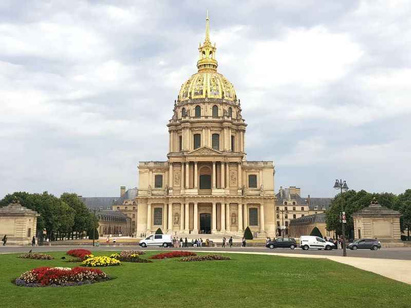 interesting place to visit in paris