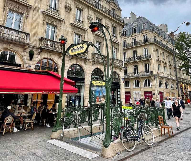 interesting place to visit in paris