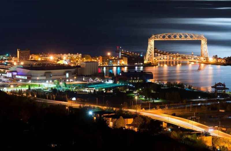 the city of Duluth at night