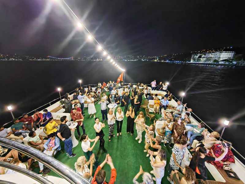 Mega Lüfer Yacht Tour Bosphorus Dinner Cruise İstanbul
