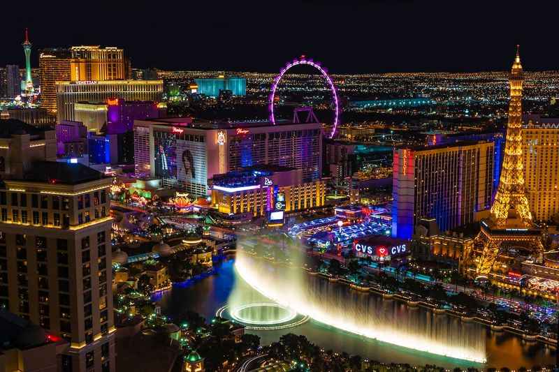 Fountains of Bellagio in Las Vegas - Explore the 200-Foot-Tall Fountains at  the Bellagio – Go Guides