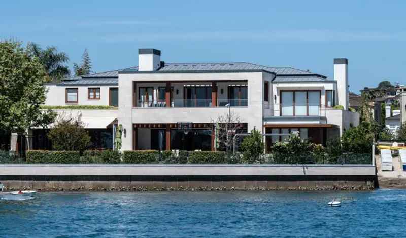 Famous Homes Boat Tour at Newport Beach (The former house of Nicholas Cage)