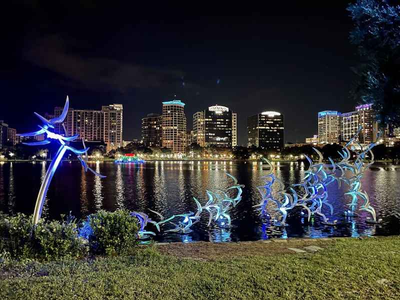 city lightsreflects onthe water atnight