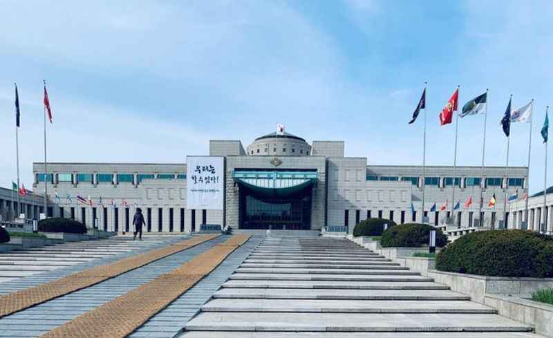 the entrance to the national museum of korea