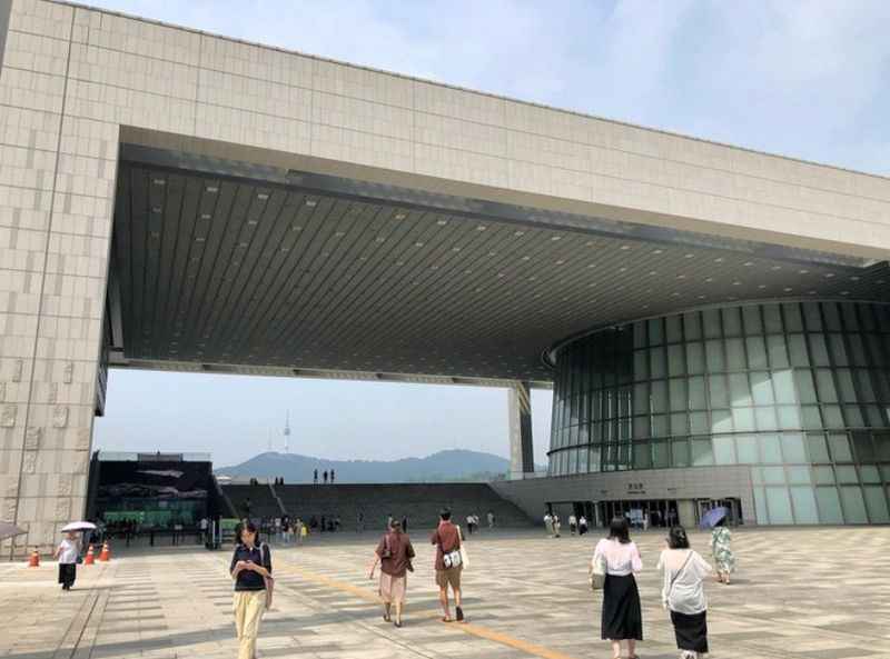 the entrance to the national museum of korea