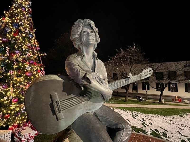 Dolly Parton Statue