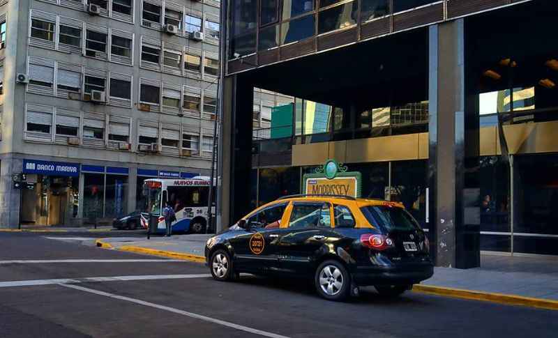 Walking and Getting a Taxi in Buenos Aires