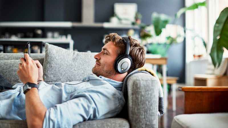 image of man listening to spanish podcast