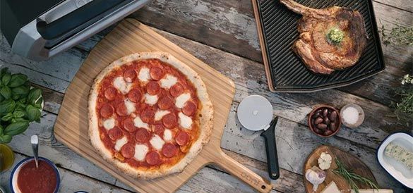 Pizza vue du dessus sur une planche à découper