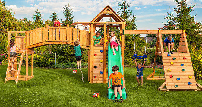 Aire de jeux en bois avec toboggan, portique et escalier