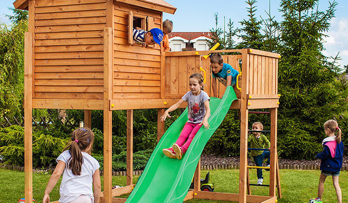 Enfants jouant dans une aire de jeux en bois