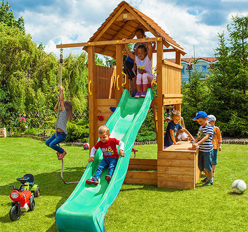 Aire de jeux avec toboggan et corde de grimpe