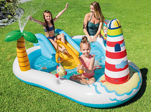 Aire gonflable intégrant une piscinette et toboggan avec enfants qui jouent