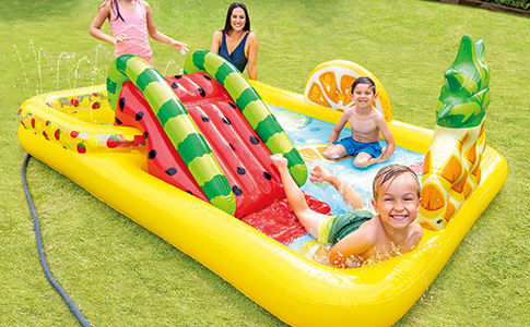 Aire de jeu gonflable en forme de fruits avec toboggan