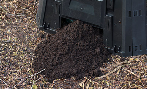 Compost s'écoulant de la trappe d'un composteur