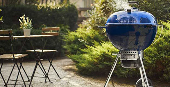 Barbecue Weber rond à couvercle sur une terrasse