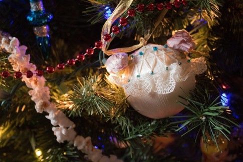 Boule de Noël en gros plan dans un sapin décoré
