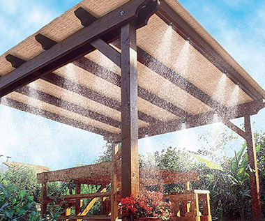 Pergolas en bois avec brumisateurs en fonctionnement