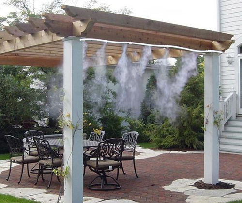 Pergolas avec brumisateurs en fonctionnement
