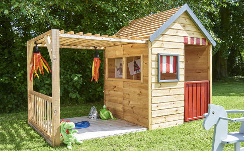 Cabane en bois pour enfant avec petite terrasse