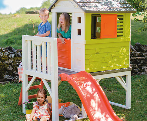 Cabane en plastique avec toboggan intégré