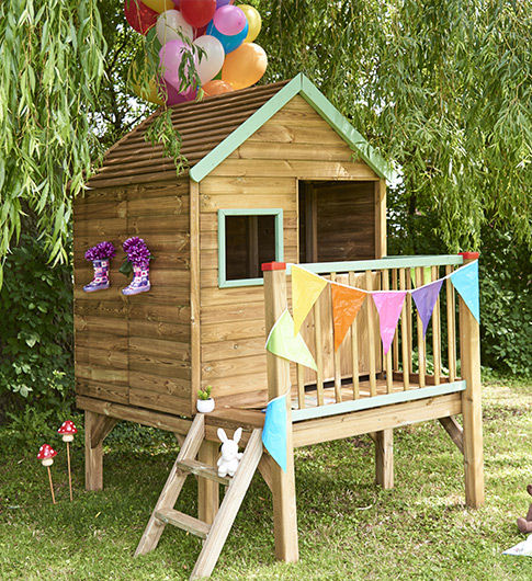 Cabane en bois avec terrasse surélevée et marches d'accès