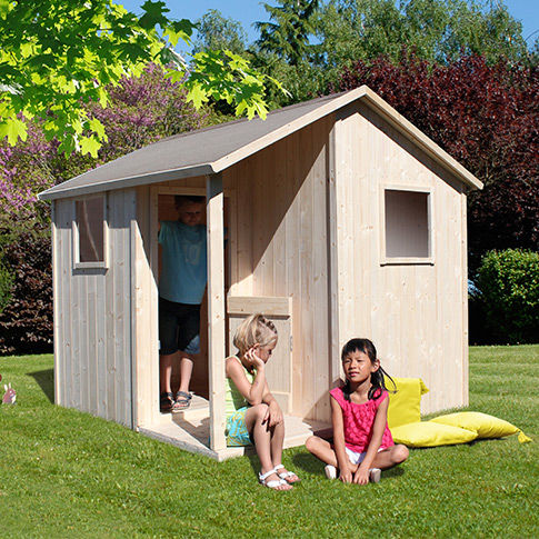 Cabane en bois avec 3 enfants devant