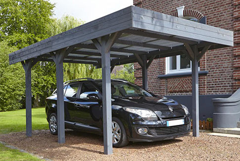 Carport en bois gris avec voiture noire en dessous