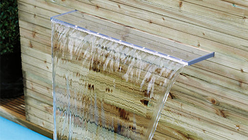 Cascade de piscine encastrée dans un mur en bois