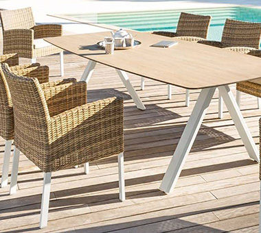 Fauteuils tressés blancs et résine tressée naturelle